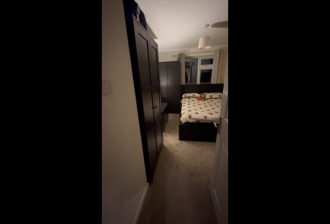 Cosy double bedroom Main Photo