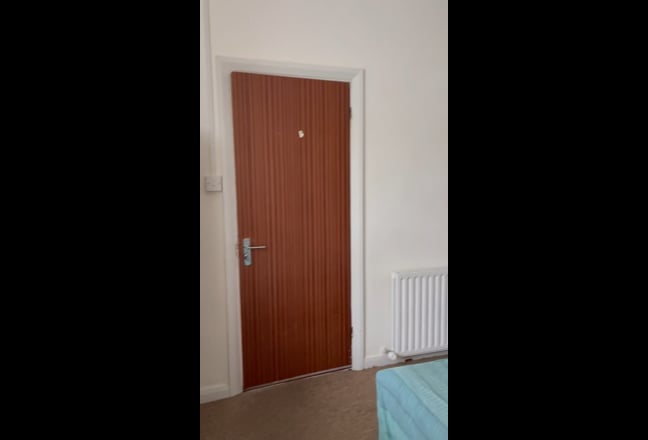 Large double room. Prof preferred. ALL  bills Main Photo