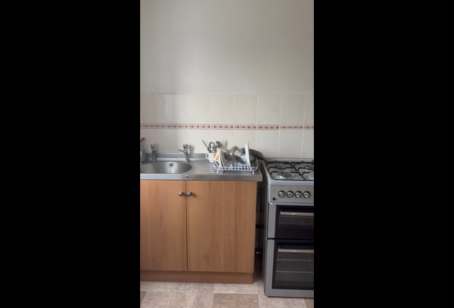 Spacious Town House in Ifield Main Photo