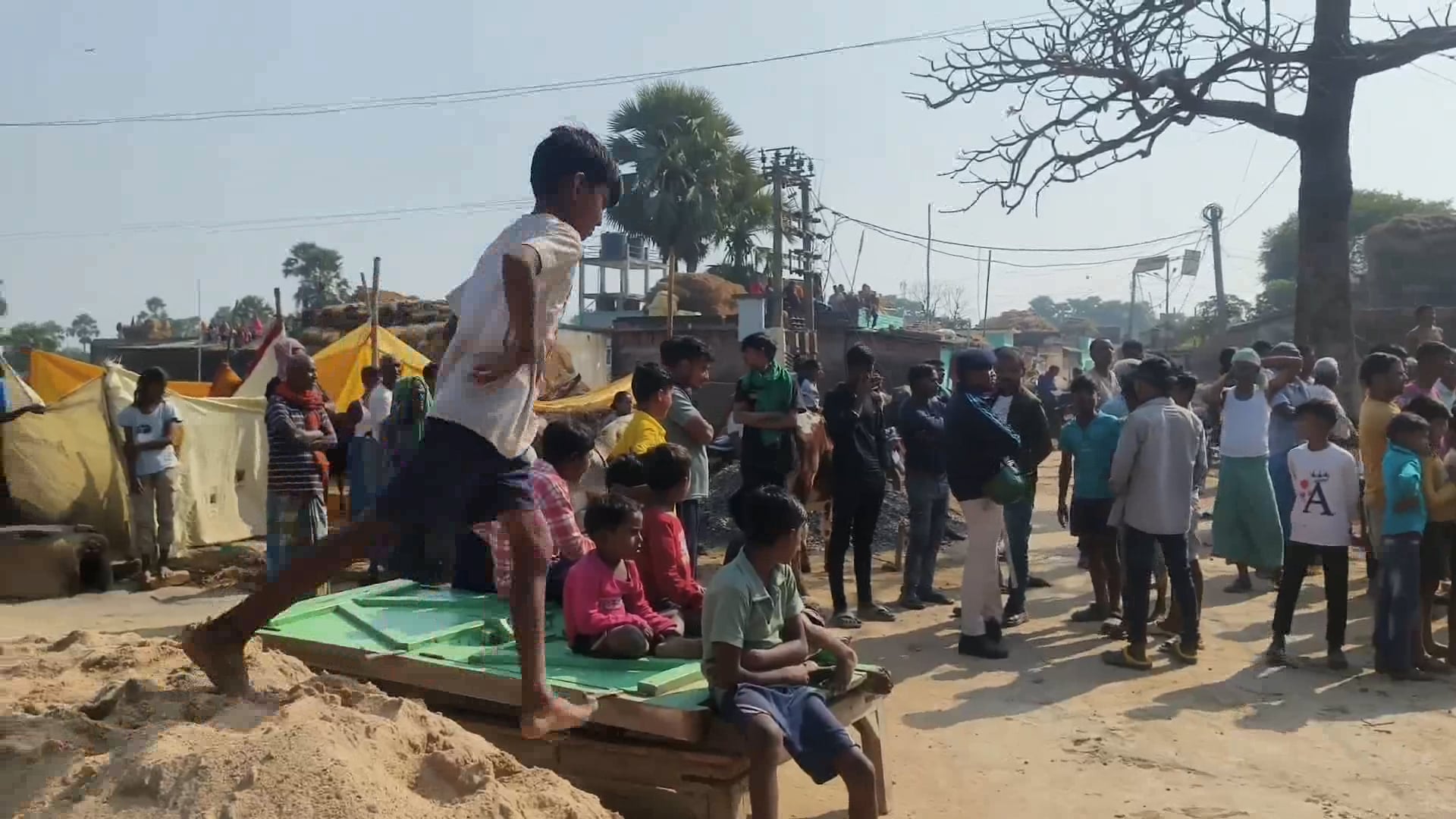 अनुमंडल पदा० के निर्देश पर सरकारी जमीन में बने मकान को बीडीओ की उपस्थिति में जेसीबी मशीन से किया गया ध्वस्त