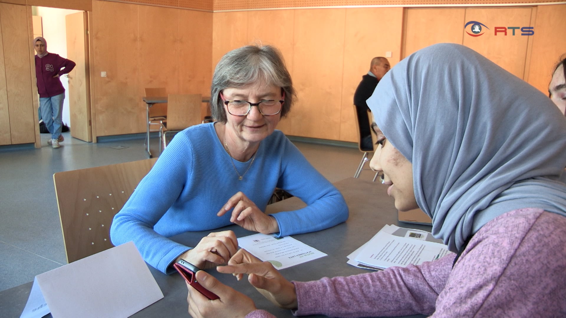 von-der-jugend-lernen-generationenprojekt-bietet-digitale-workshops-fuer-senioren