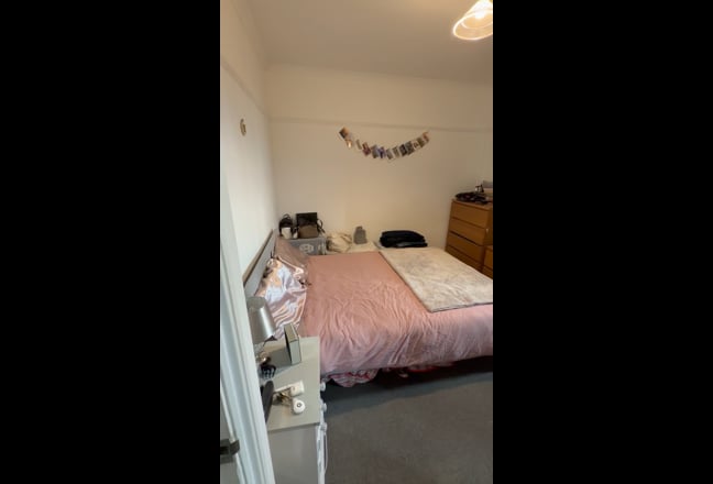 Double room available in 2 bed flat in Oval Main Photo