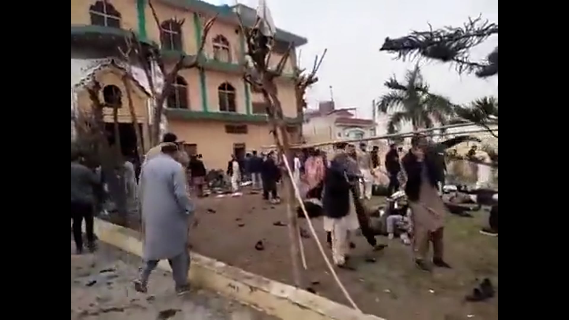 🏵️.....पाकिस्तान में बड़ा धमाका!*

पाकिस्तान की राजधानी इस्लामाबाद में धमाका! जुमे की नमाज के दौरान इमामबारगाह में बड़ा धमाका। कई लोगों के मारे जाने की खबर भी आ रही है। धमाके के बाद पूरे शहर में इमरजेंसी लागू कर दिया गया है।

(वीडियो अत्यंत सेंसिटिव है)