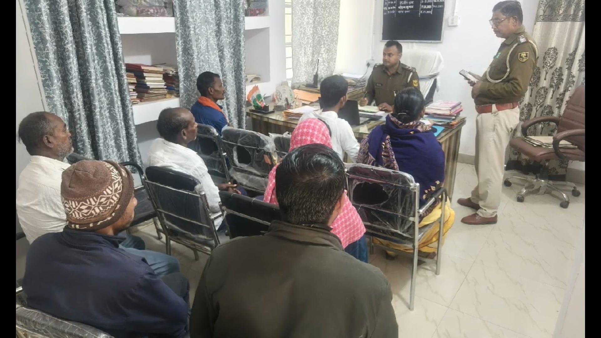 सिरदला थाना परिसर में जन समस्याओं को त्वरित निष्पादन को लेकर लगाया गया जनता दरबार