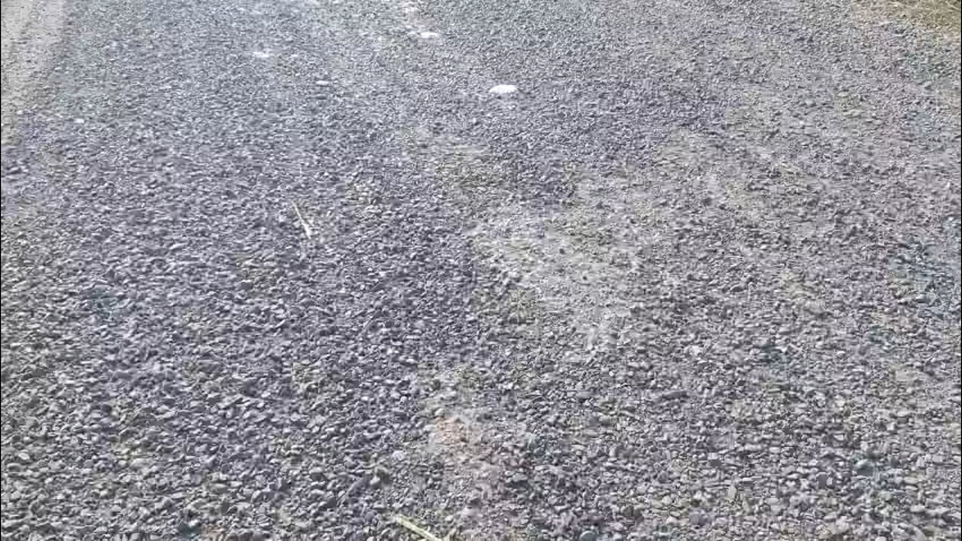 ▶️......लखीमपुर- कस्बा खीरी से ओयल ट्रामा सेंटर जाने वाली सड़क एक साल में ही कई जगह से उखड़ गई है, बजरी निकलने और गड्ढे बनने से हालात खराब हो चुके हैं, स्थानीय लोगों का कहना है कि निर्माण के वक्त ही गुणवत्ता पर सवाल उठाए गए थे लेकिन शिकायतों पर ध्यान नहीं दिया गया, बार बार मरम्मत के बावजूद स्थिति जस की तस बनी हुई है