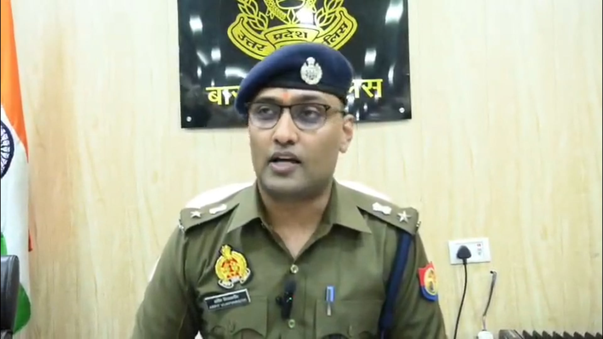 ▶️......स्वाट/सर्विलांस व थाना हैदरगढ़ की संयुक्त पुलिस टीम द्वारा 02 अभियुक्तों को किया गया गिरफ्तार, कब्जे/निशांदेही से चोरी की 04 किलो 769 ग्राम चांदी व 07 हजार रुपये नकदी व घटना में प्रयुक्त औजार बरामदगी के सम्बन्ध में पुलिस अधीक्षक बाराबंकी श्री अर्पित विजयवर्गीय की बाइट -*