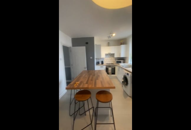 Beautiful rooms in recently renovated property  Main Photo