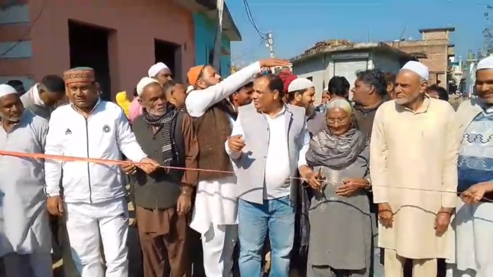 हजारग्रन्ट! विधायक इंजीनियर रवि बहादुर ने 10लाख की लागत से बनने वाली सड़क का किया शिलान्यास!