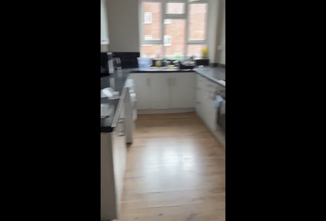 Double bed room for share Main Photo