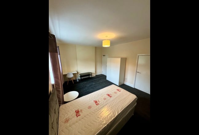 **Furnished Spacious Room - Bills inclusive** Main Photo