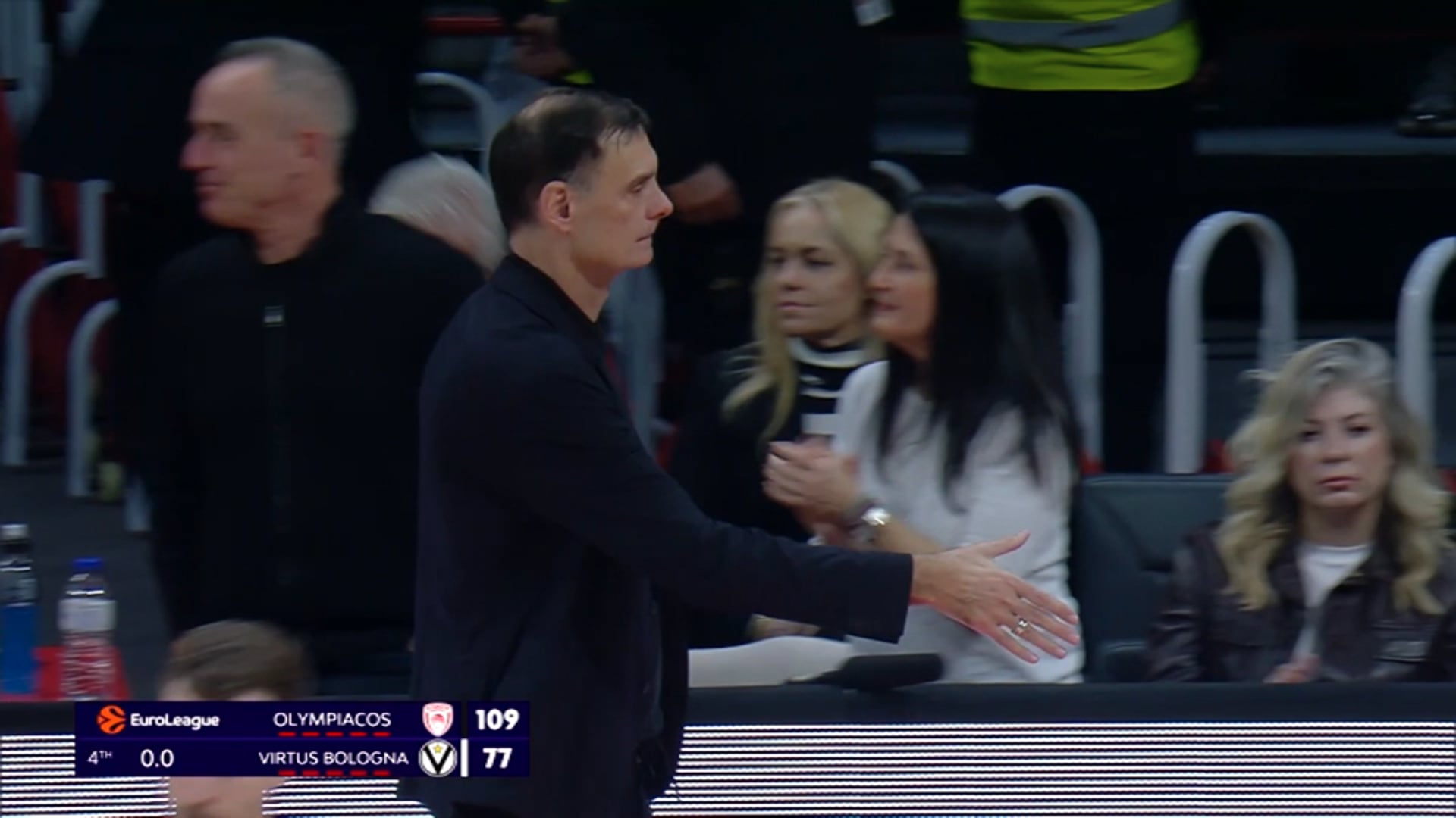 Basket: Virtus schiantata al Pireo. La Fortitudo vince a Torino