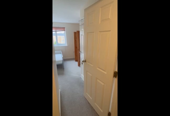 Cozy Ensuite in Lovely Garden House available Now! Main Photo