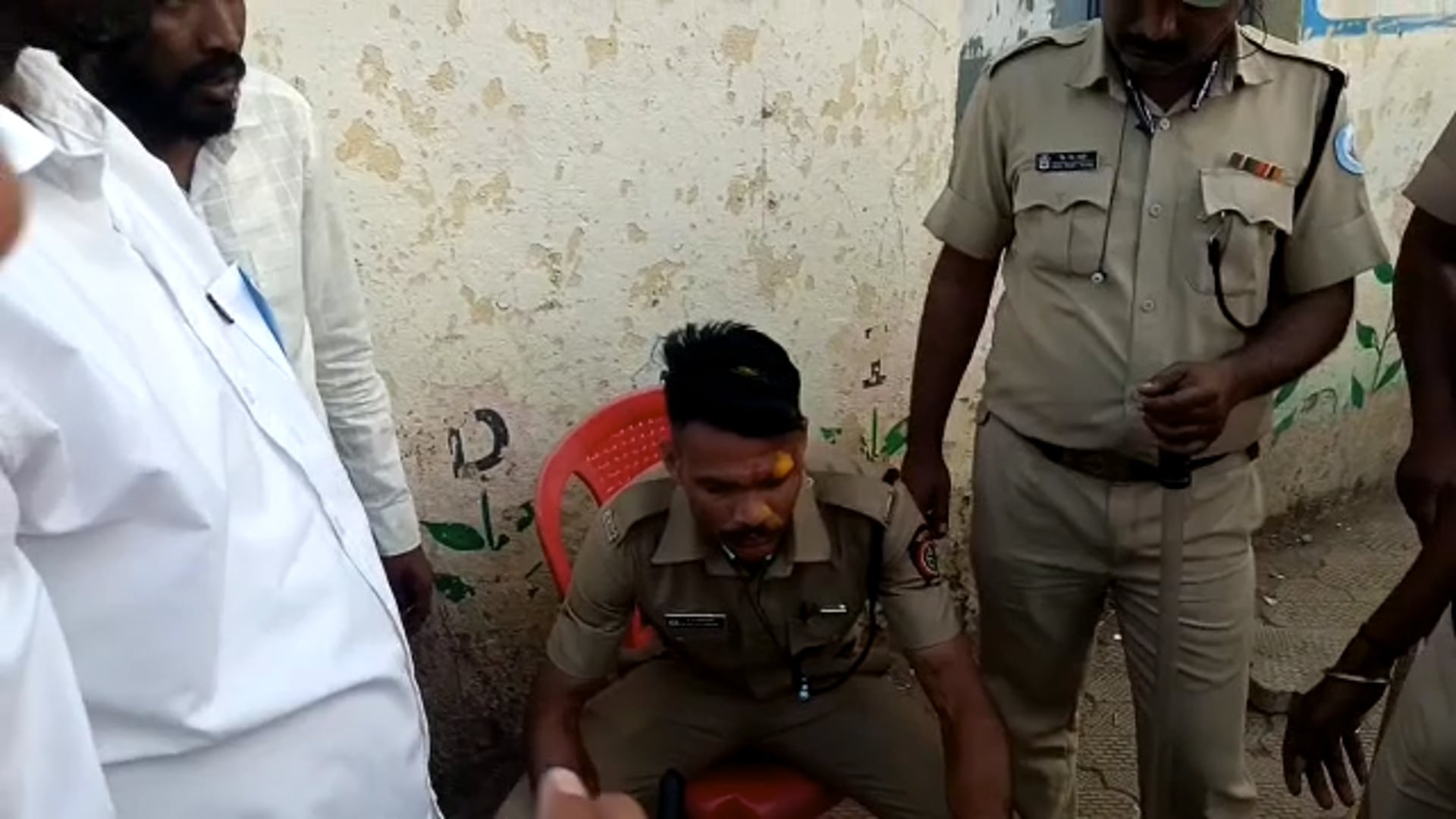 निडेबन येथे दगडफेक पोलीस कर्मचारी जखमी,मतदान केंद्रावर घडला प्रकार