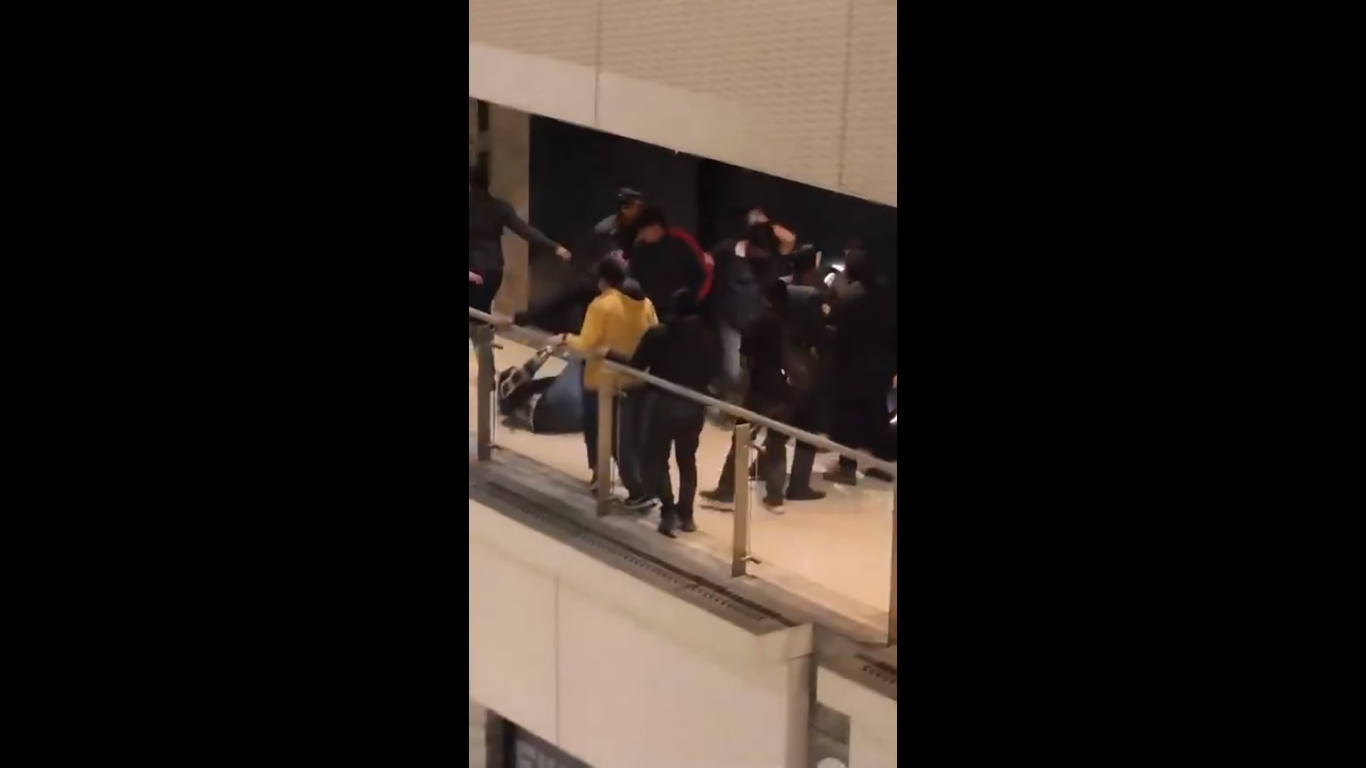 ▶️.......उत्तर प्रदेश | नोएडा — मॉल के बार में युवक से मारपीट
नोएडा के गार्डन गैलेरिया मॉल स्थित एक बार में बाउंसरों पर युवक को जमीन पर गिराकर बेरहमी से पीटने का आरोप लगा है, घटना का वीडियो सामने आने के बाद हंगामा, पुलिस ने मामले की जांच शुरू कर दी है