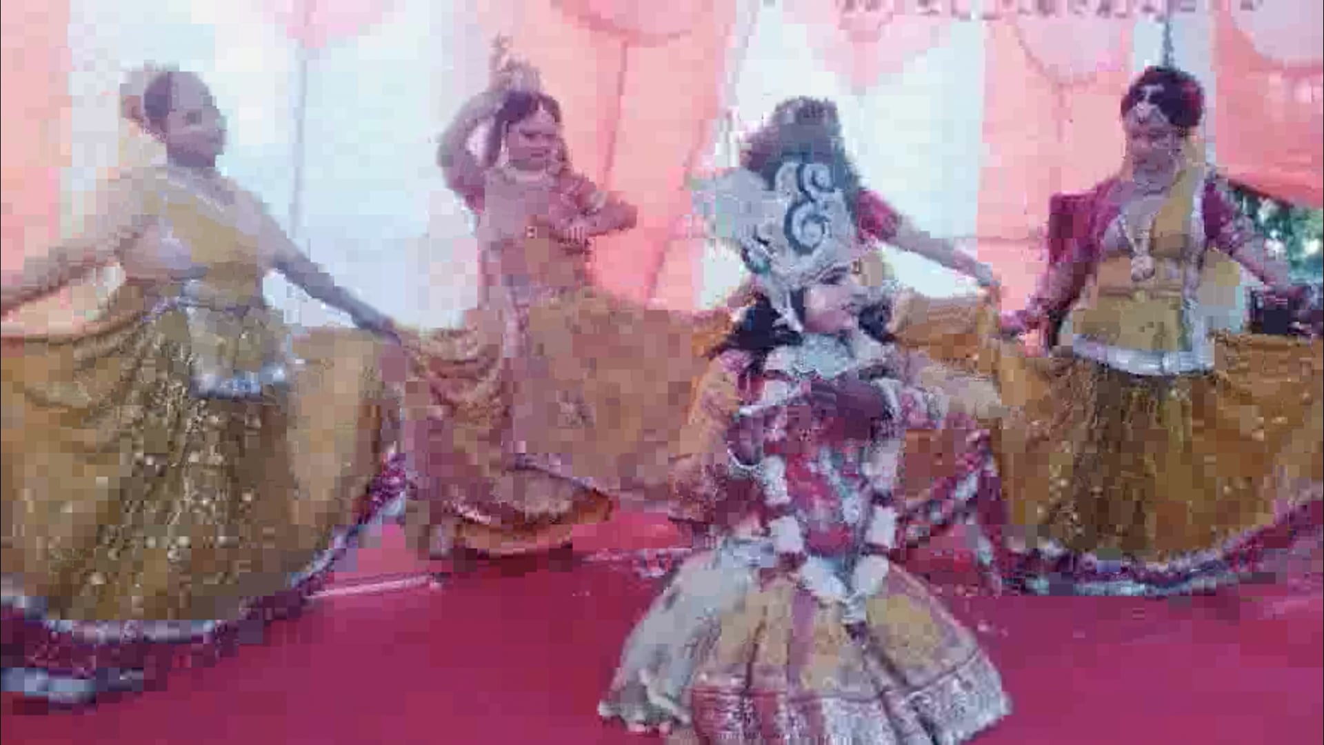 मांट के राजकीय महाविद्यालय के पास हुआ महारास का आयोजन, राधाकृष्ण स्वरूपों के डांडिया नृत्य से भाव विभोर हुए भक्त।