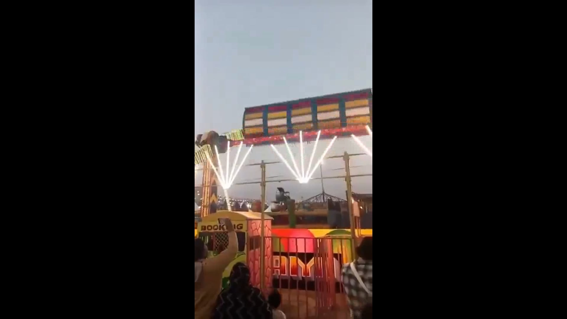 हरियाणा, फरीदाबाद सूरजकुंड मेले में झूला टूट कर गिर गया!लोगों को बचाने की कोशिश में ड्यूटी पे तैनात पुलिस इंस्पेक्टर की मौत हो गई!13 अन्य लोग घायल है!भयावह मंज़र है!इंसान कहीं भी सुरक्षित नहीं है!
एक पल में खुशी का माहौल मातम में बदल गया!