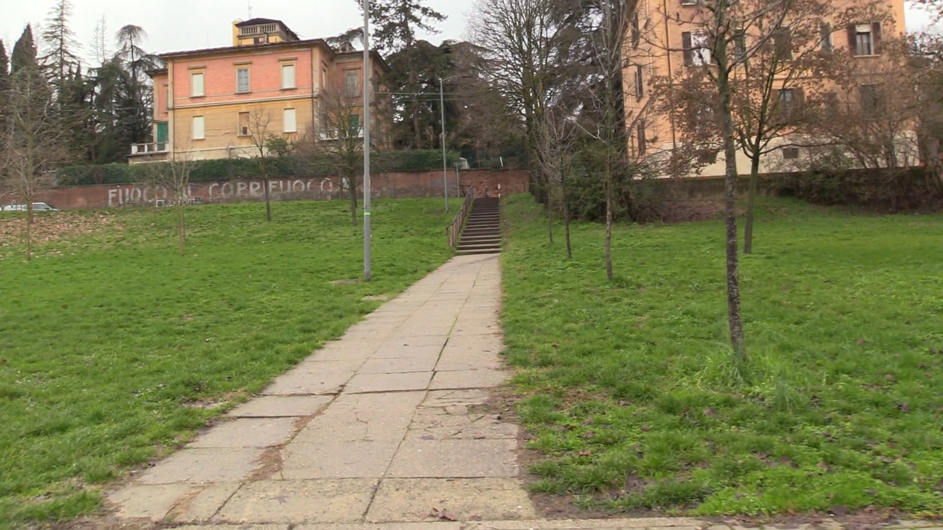 Scippo nel parco di Villa Spada: indagini della polizia in zona Saragozza