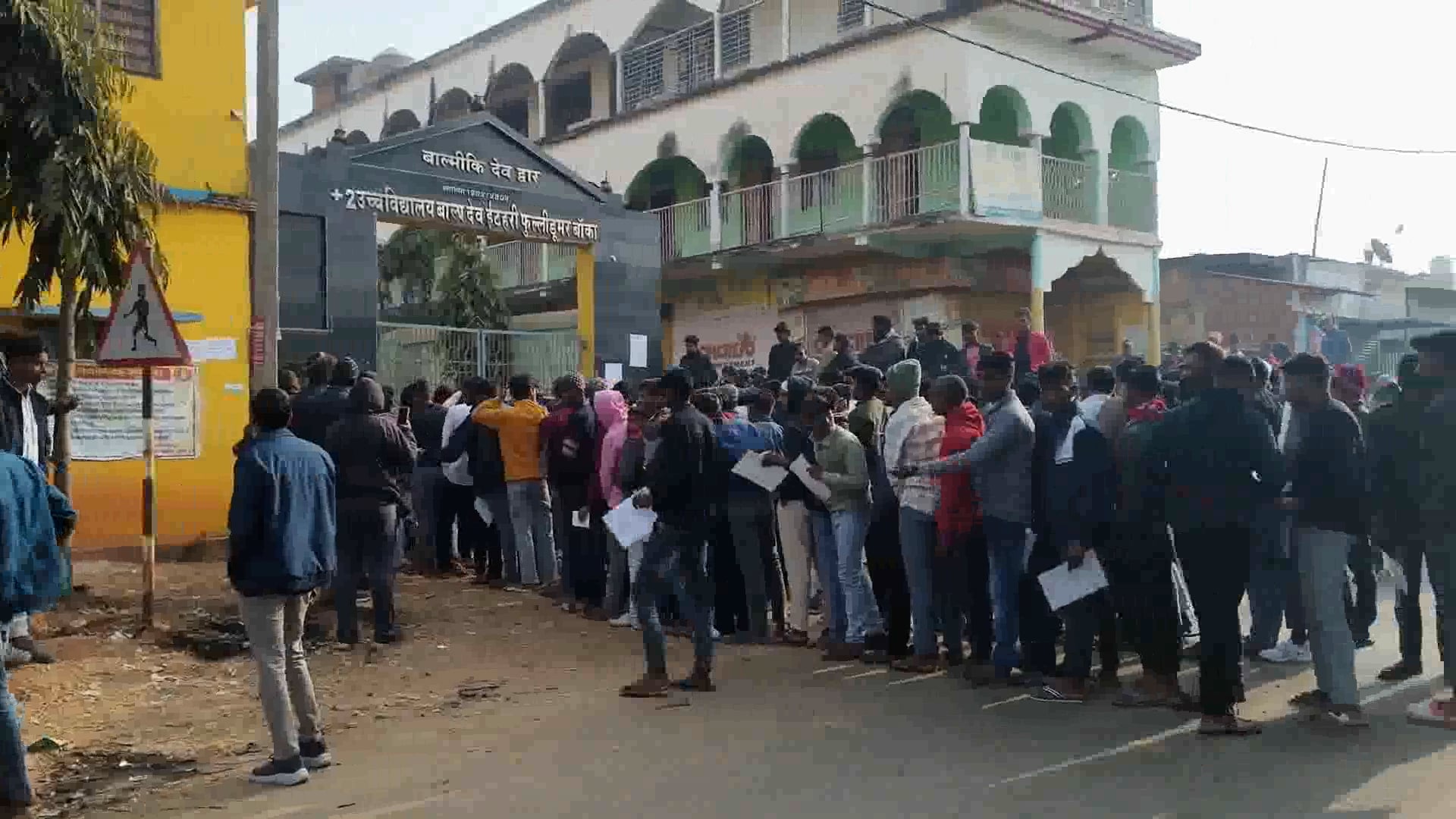 शनिवार की इंटर परीक्षा में प्लस टू उच्च विद्यालय फुल्लीडुमर में 17 छात्र रहे अनुपस्थित