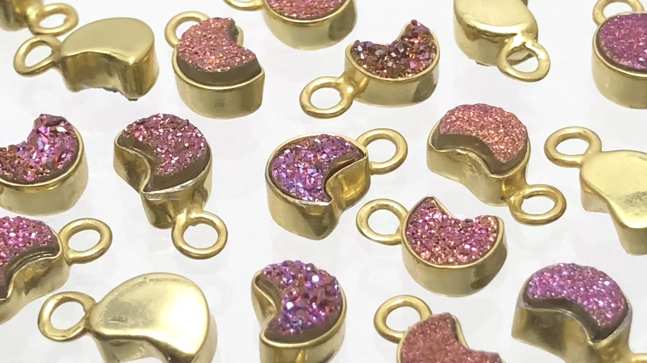 動画】ドゥルージーアゲート 月7×6mm チャーム ピンクコーティング