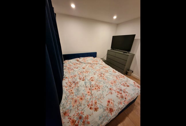 Video 1: Spareroom with king size bed and TV