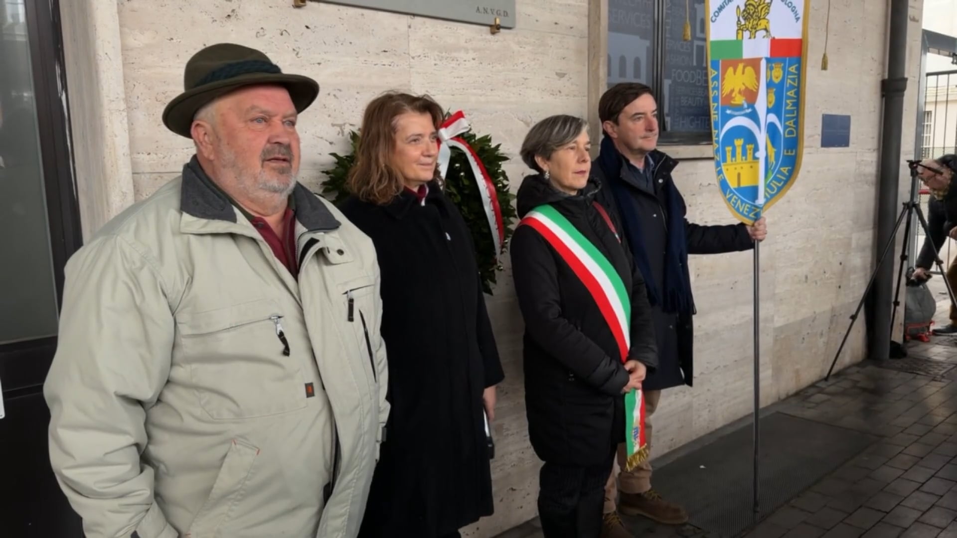 Giorno del Ricordo: in stazione una corona sotto la lapide che ricorda il ‘treno della vergogna’