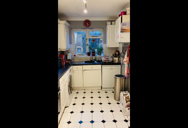 Newly painted double room very light & park views Main Photo