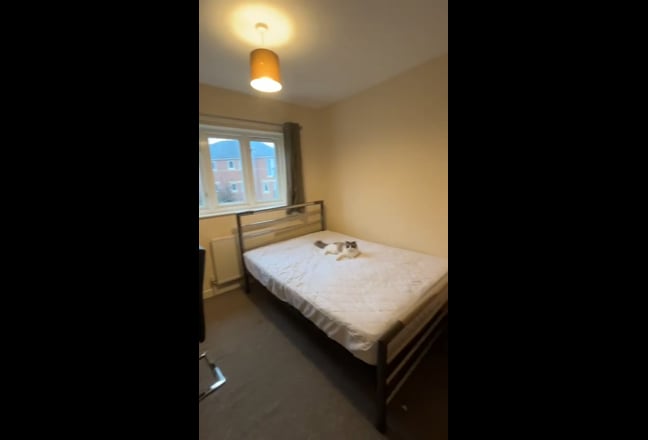  double bed room in bills included house Main Photo
