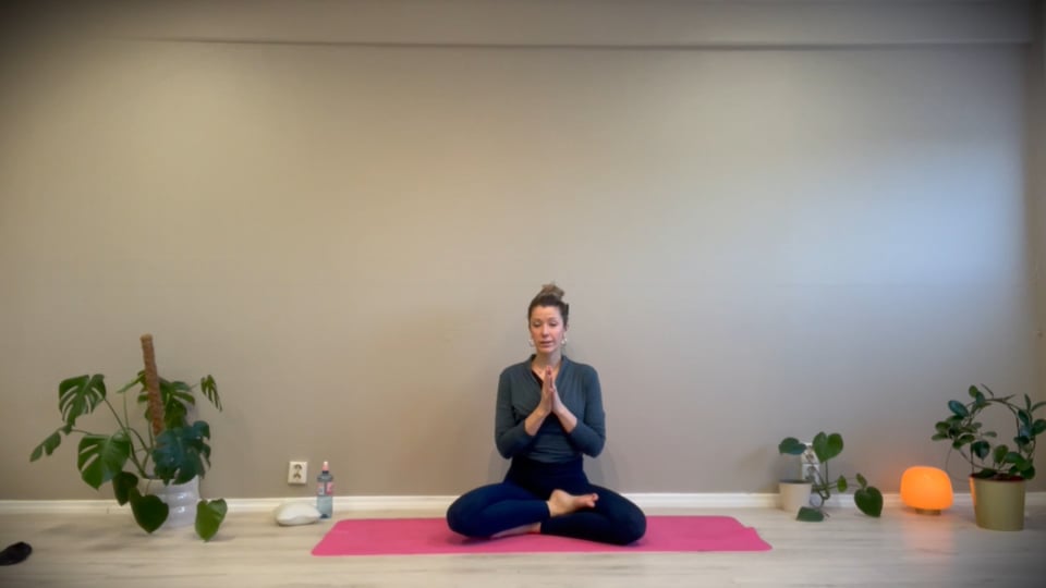 45 min mild easy/yin for å dempe menssmerter/bekkensmerter.