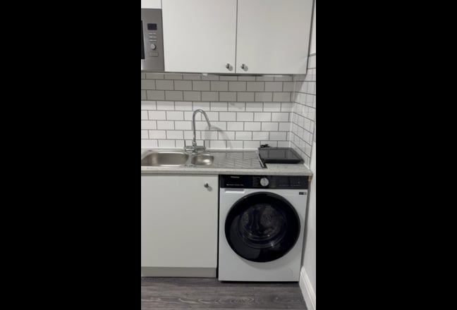 Modern studio flat – Heath – all bills included Main Photo