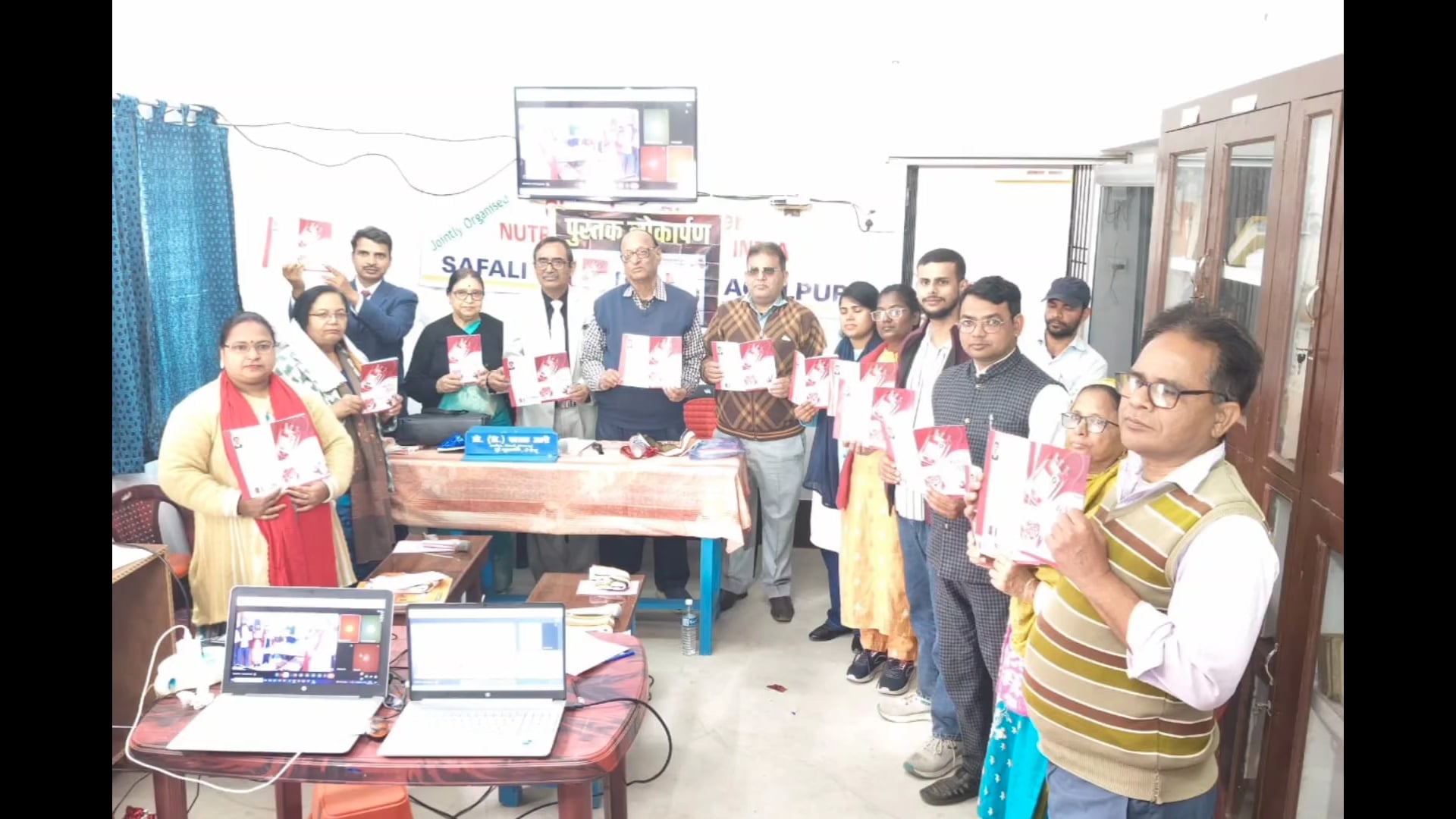 ज्ञान और सेवा का संगम:प्रो. डाॅ. फारूक अली के कर कमलों से ब्लड ग्रुप पुस्तक का लोकार्पण