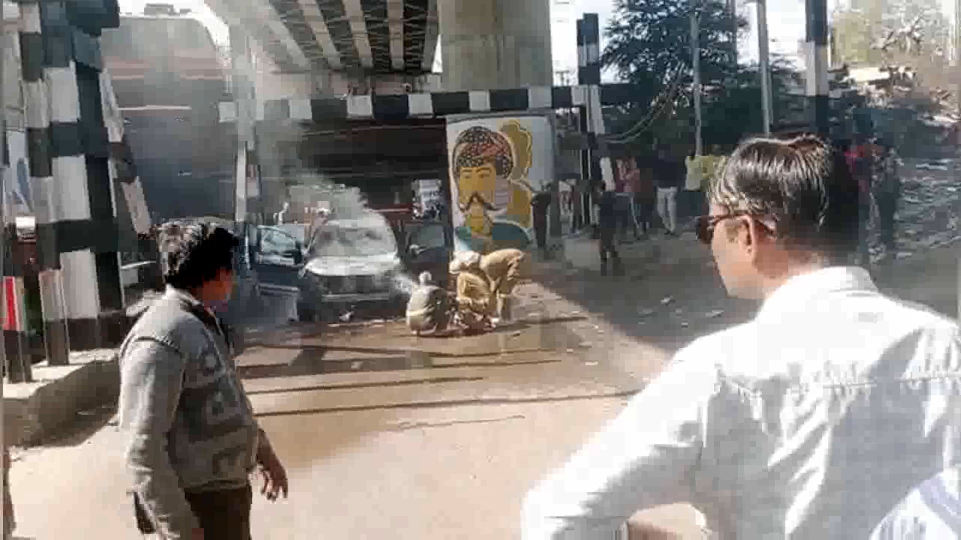 झाँसी सीपरी बाजार चित्रा चौराहे के पास रेलवे पुल के नीचे एक कार में लगी आग...