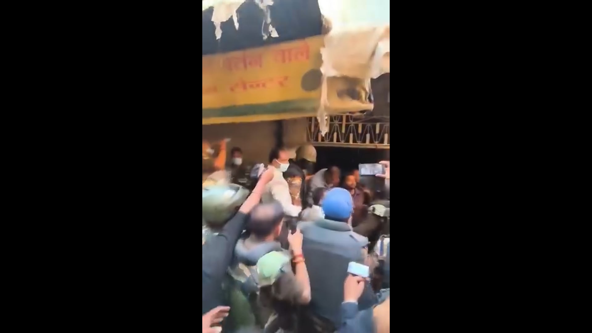 ब्रेकिंग वाराणसी: 

*वाराणसी के दालमंडी में बुल्डोजर चलता देख व्यापारी ने दुकान में पेट्रोल छिड़ककर आग लगायी, खुद पर भी छिड़का पेट्रोल, रोते गिड़गिड़ाते दिखे परिजन*