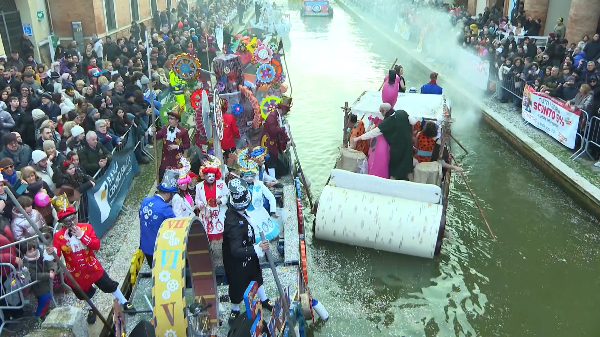 Comacchio, il carnevale che scivola sull’acqua