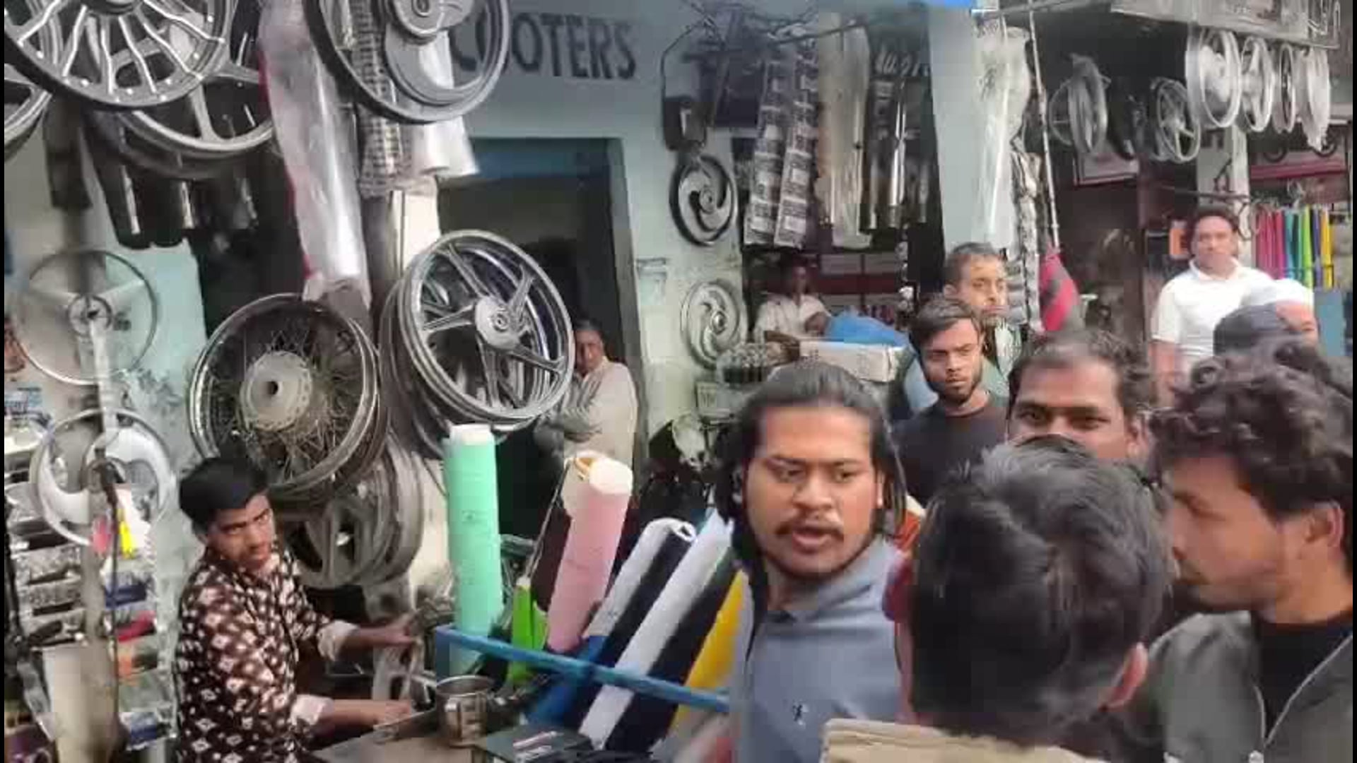 मुजफ्फरनगर! जनपद मुजफ्फरनगर के नगरपालिका के द्वारा आर्यसमाज रोड पर अतिक्रमण हटाने का अभियान चलाया गया था जहां पर नगर पालिका की कर्मचारियों के साथ दुकानदारों ने बदसलूकी की जिसके बाद नगर पालिका कर्मचारीयो ने  कार्रवाही करते हुए रोड पर रखे सामान को नगर पालिका द्वारा ज़ब्त करने की कार्रवाई की गयी है, साथ ही विडिओ में कुछ नाबालिग बच्चे भी दुकानों पर दिखाई दे रहे हैं,