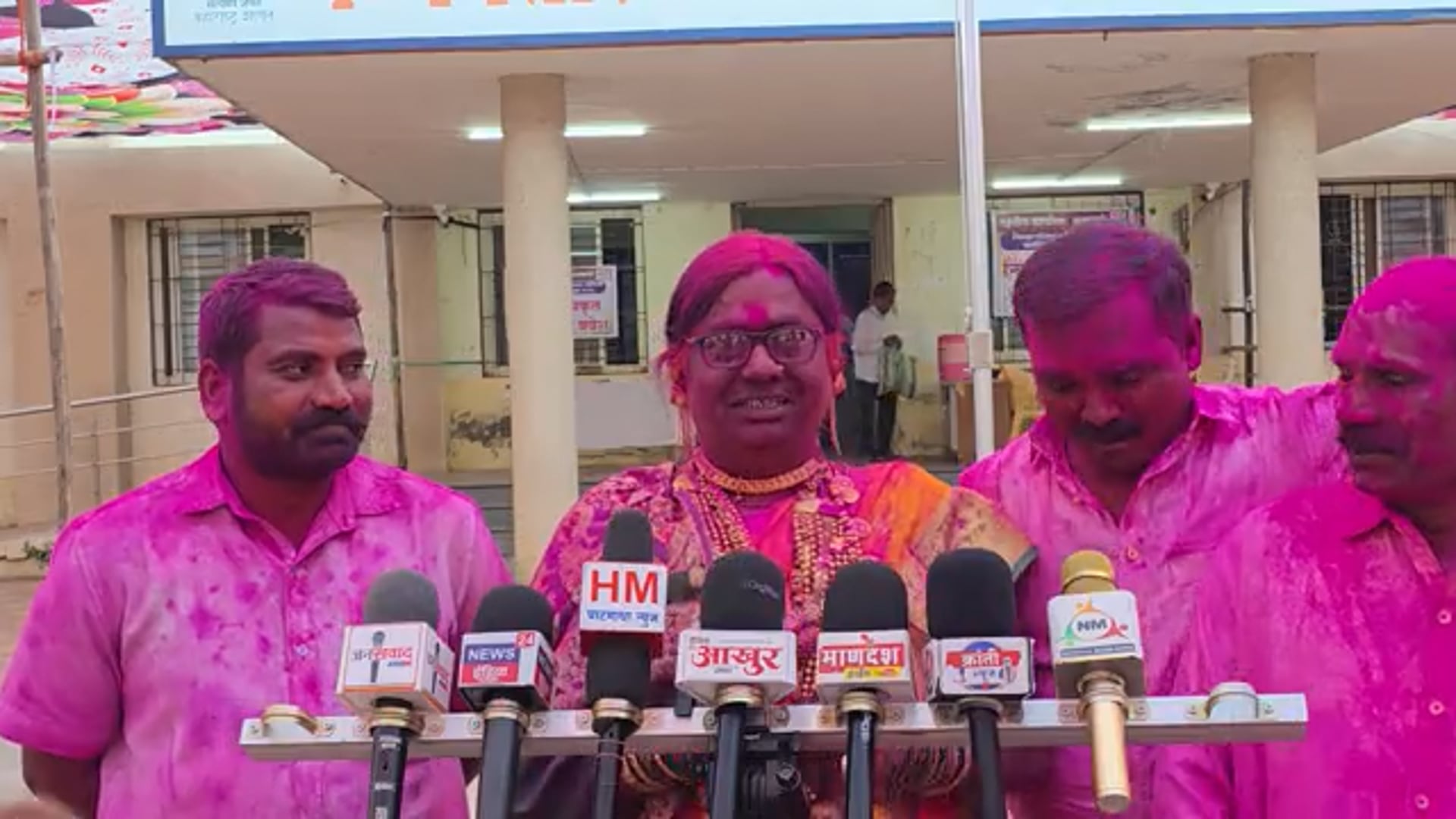 पंचायत समितीमध्ये विजय उमेदवाराने इंग्रजीत प्रतीक्रीया देऊन सर्वांना अश्यर्याचा दिला धक्का