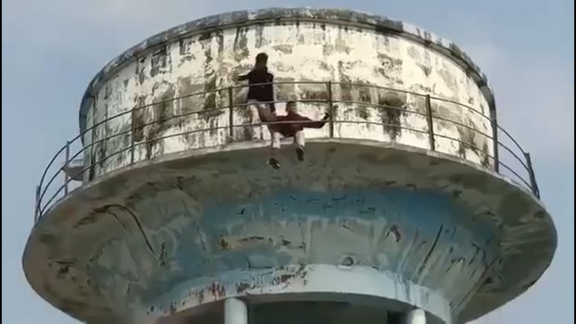 वंदे भारत की चपेट में आए किशोर की मौत, डॉक्टरों पर लापरवाही का आरोप
मेडिकल कॉलेज में हंगामा, पानी की टंकी पर चढ़े परिजन