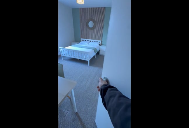 New renovated large Double ensuite room with TV Main Photo