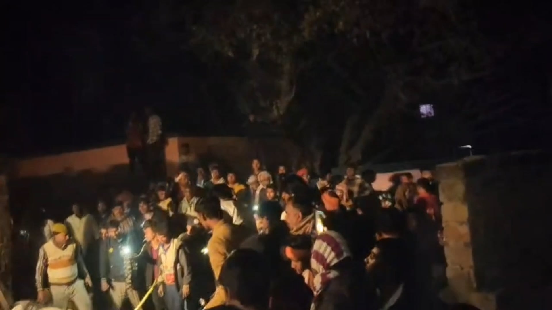 गन्ना लदे ट्रैक्टर की चेपट में आए दो युवक, बड़ा हादसा टला।