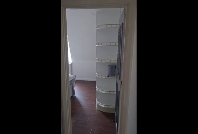 Medium sized double room. 3 mins from kilburn tube Main Photo