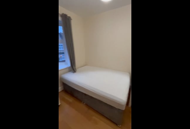 Mortlake Home with beautiful Conservatory Main Photo