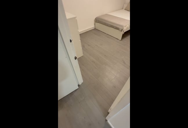 Rooms available in well maintained flat  Main Photo