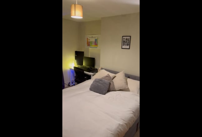 Double Bedroom minutes from Clapham Common Main Photo