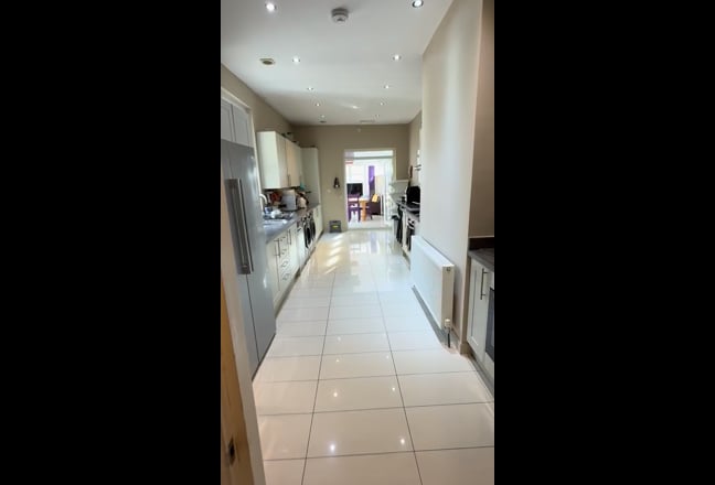 Beautiful large ensuite rm 3 min to Elizabeth line Main Photo