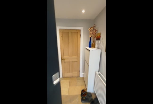 Sunny Room in Large Home in Three Bridges Main Photo