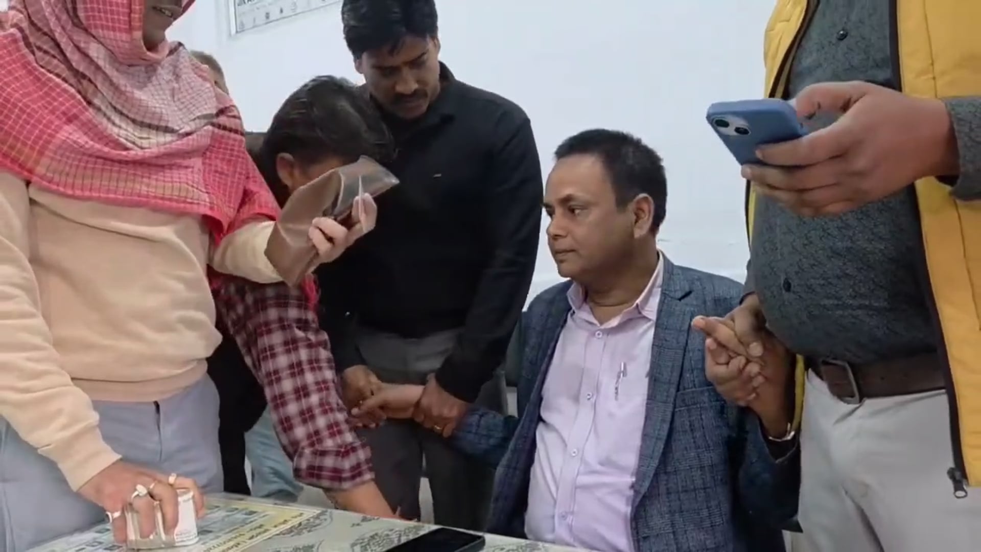 चेंबर में चल रहा था सौदा… तभी पहुंच गई निगरानी टीम