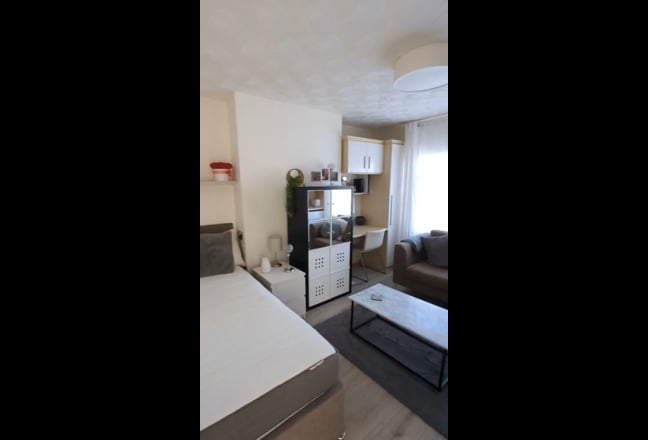 'Mini apartment' furnished to a high standard Main Photo