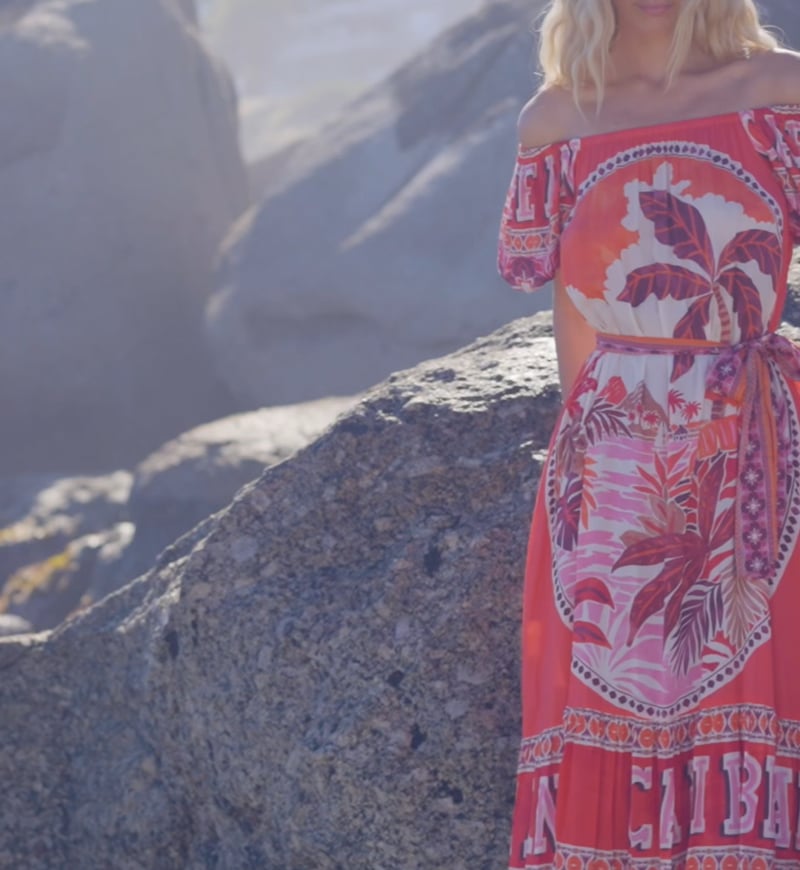 Vidéo: Robe Longue Peony en Modal Rouge Bardot