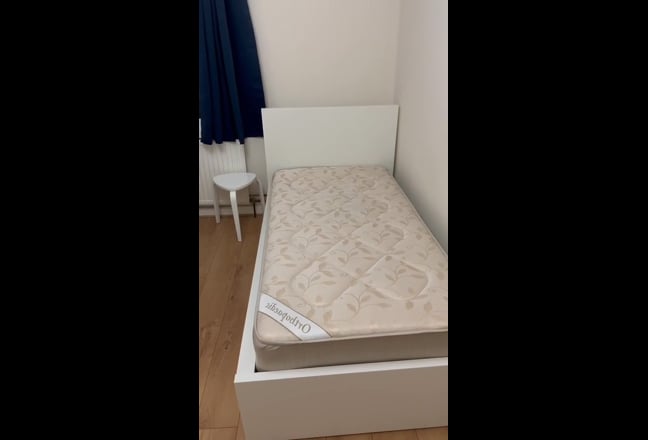 Large Room Clean Quiet Female House on Uxbridge Rd Main Photo