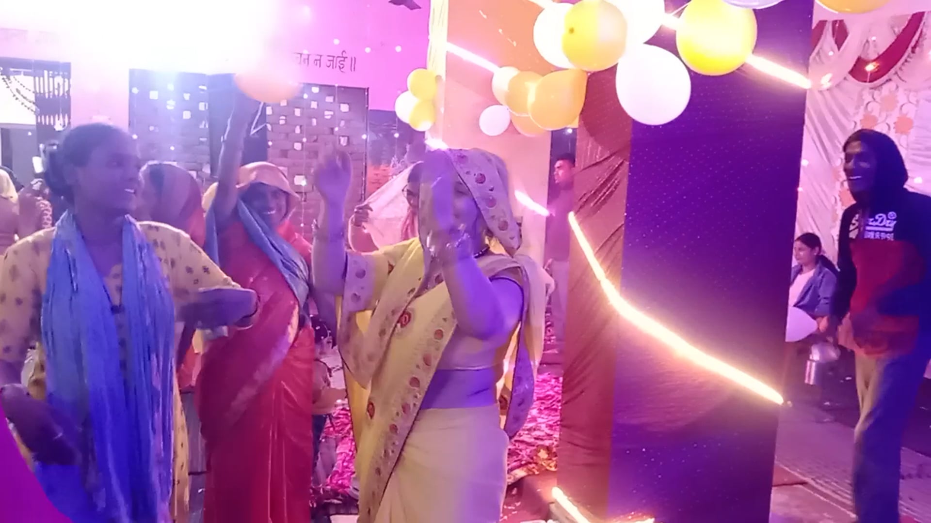 वैर श्री दामोदर जी महाराज के मंदिर पर श्रीमद् भागवत ज्ञान यज्ञ का आज  चतुर्थ दिन श्री कृष्ण भगवान का जन्म उत्सव मनाया 