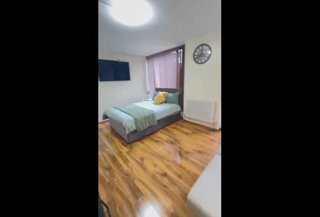 Camden Room with Huge Terrace – Bills Included 🚨 Main Photo